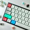 ¿Qué significa “mira entre la X y la B en tu teclado”? Significado de la extraña tendencia que ya odian los memes