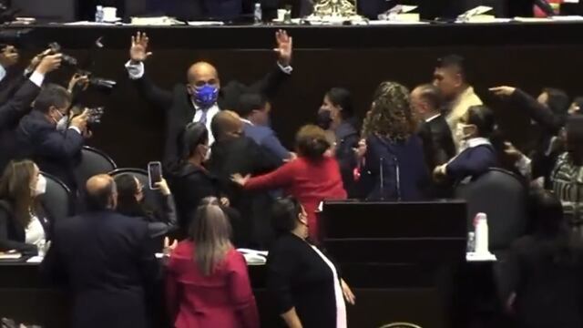 Diputados se agarran a golpes