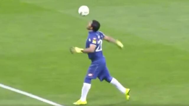 Ibrahim Alma ha dado la vuelta al mundo por su manera de despejar