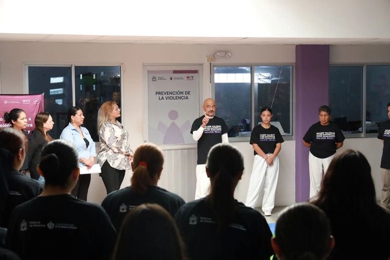 Monterrey fortalece seguridad de mujeres con taller de defensa personal.