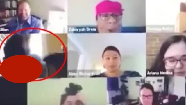 Hace del baño en videollamada.