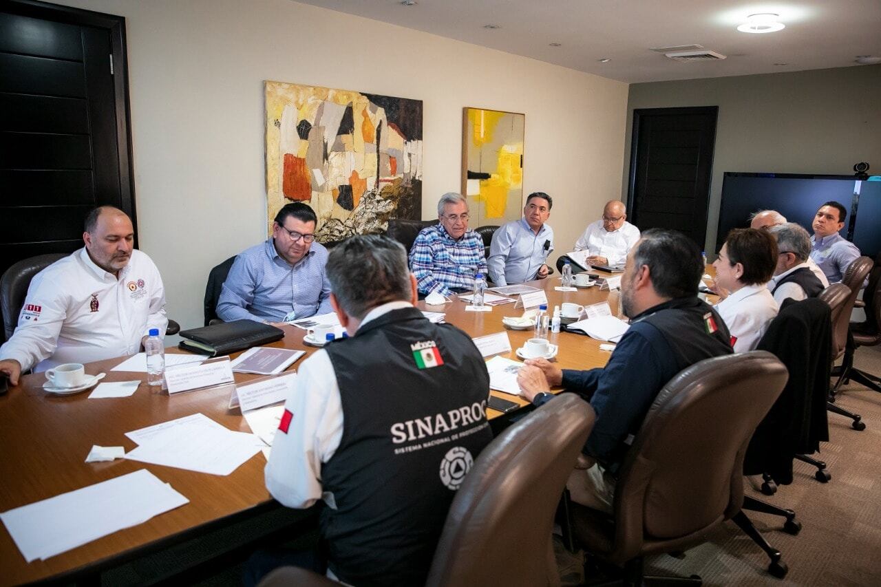 Rubén Rocha Moya en reunión con autoridades de Protección Civil