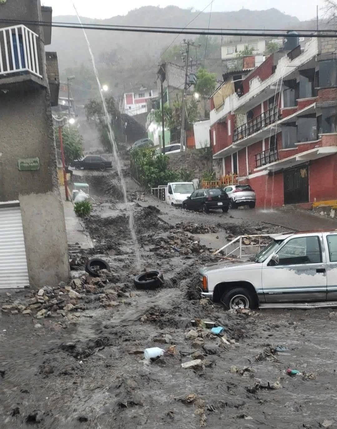Deslave en Tlalnepantla por lluvias afecta a Ampliación Gustavo Baz Prada