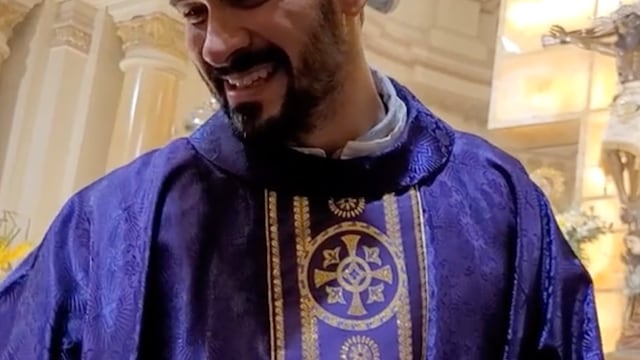 Sacerdote guapo de TikTok