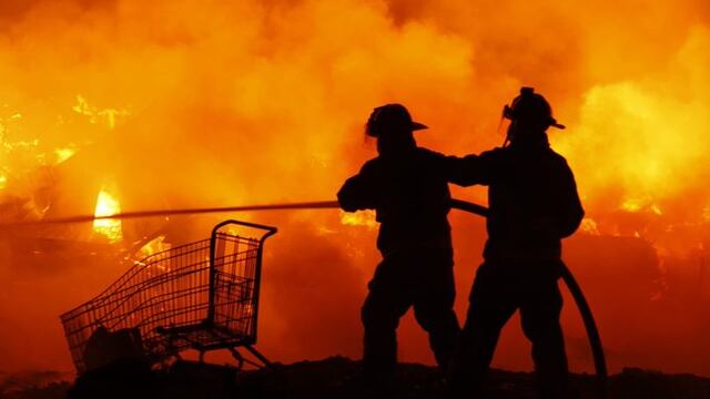 Bomberos combaten el fuego