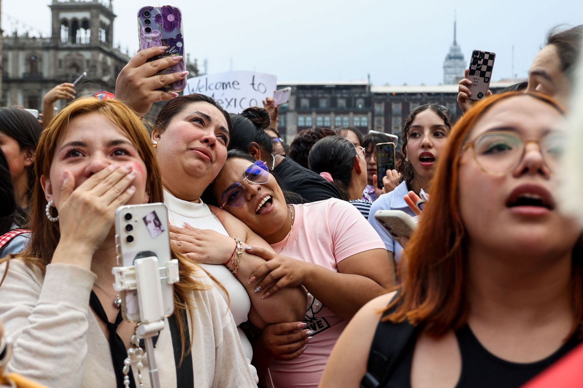 ARMYs llegan al Zócalo por rumores de una aparición de BTS en Palacio Nacional