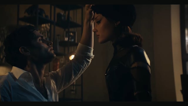 La canción de Ariana Grande, The Boy Is Mine con Penn Badgley