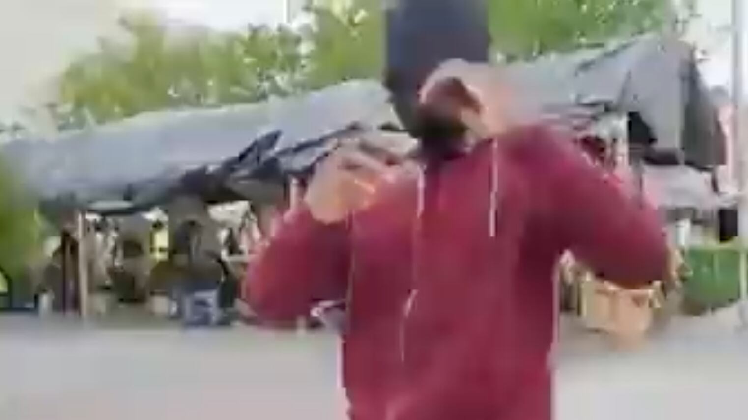 (VIDEO) Haitiano golpea a adulto mayor y agrede a reportera en Tamaulipas