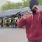 (VIDEO) Haitiano golpea a adulto mayor y agrede a reportera en Tamaulipas