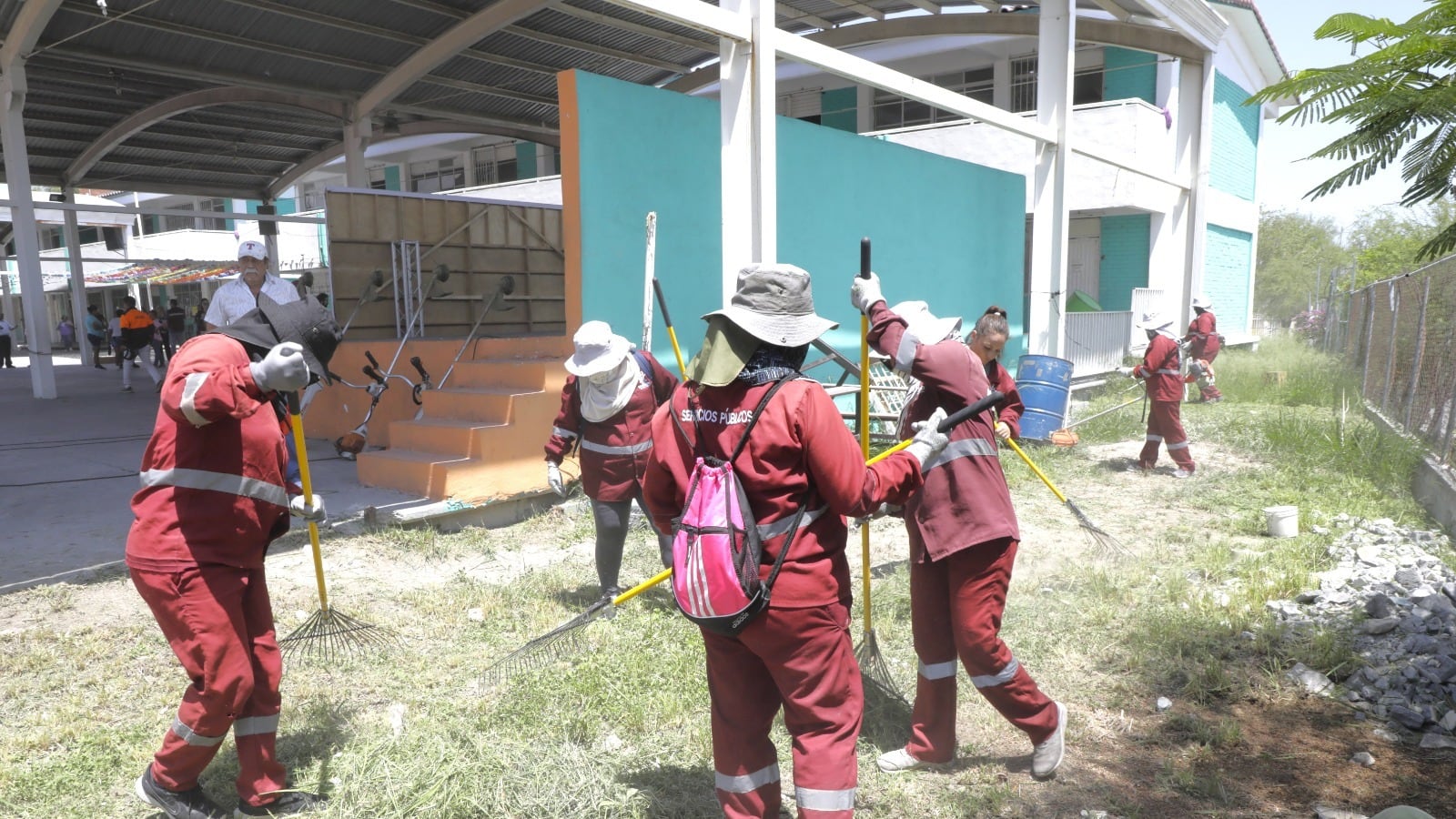 Escobedo inicia programa de limpieza, deshierbe y fumigación en escuelas