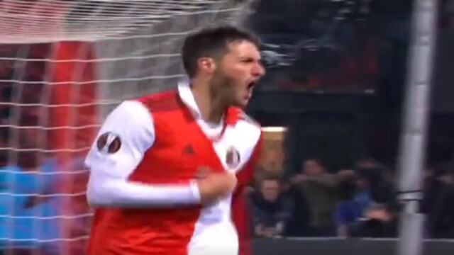 Santiago Giménez anota con el Feyenoord