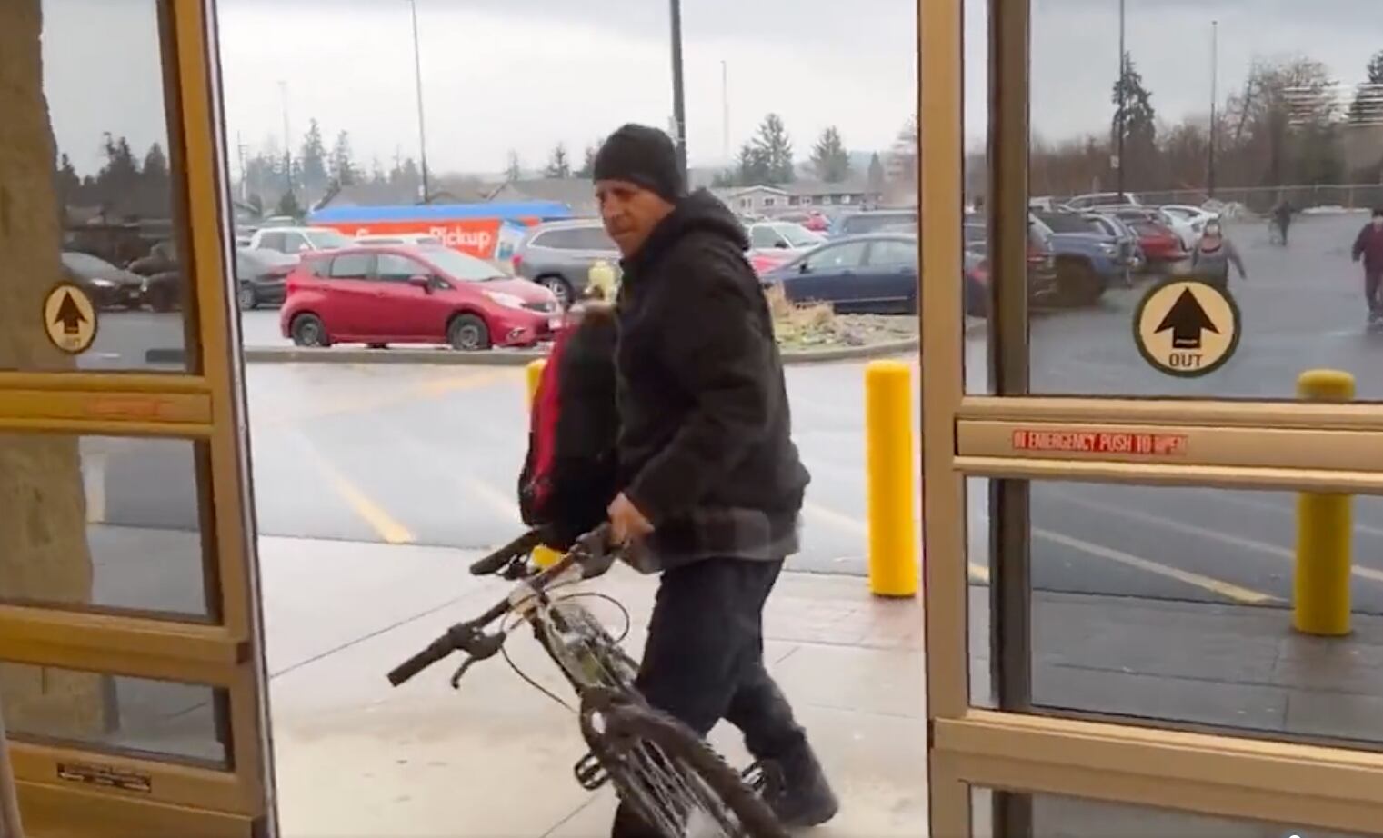 Mujer enfrenta ladrón y evita robo