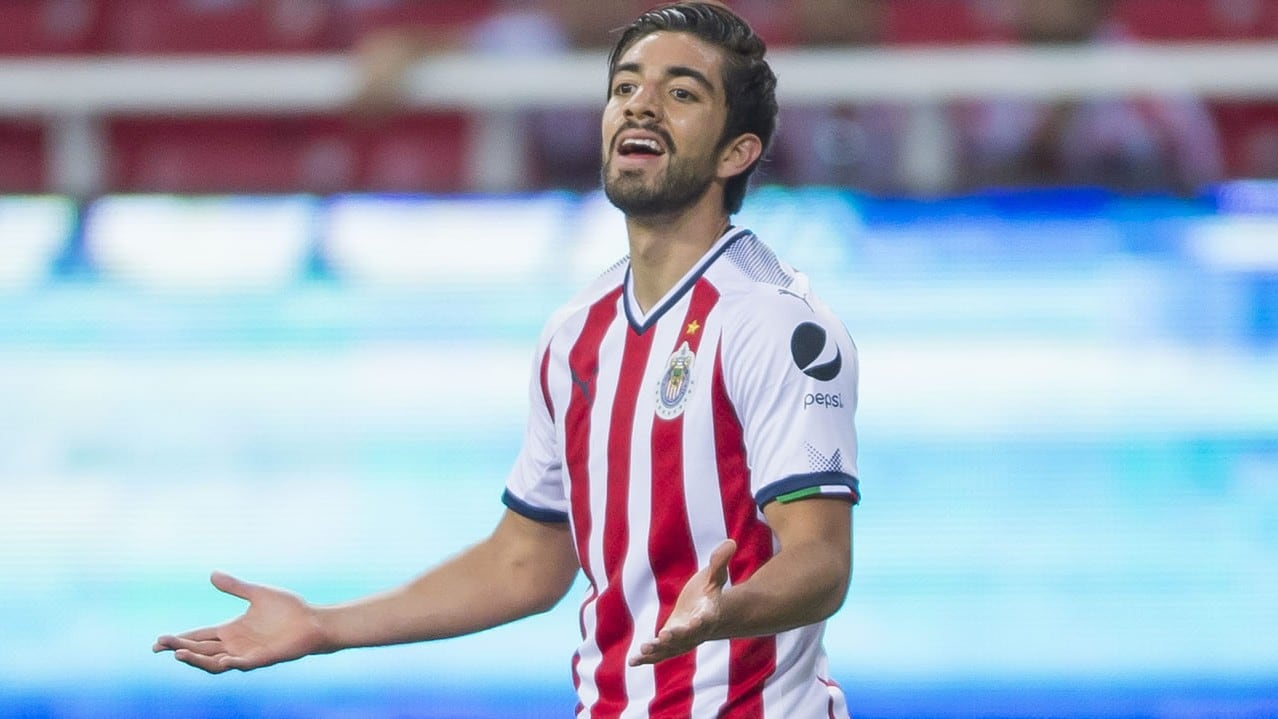 Rodolfo Pizarro se queja de una falta.