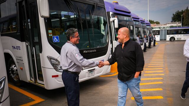 Enrique Alfaro entrega unidades para Mi Macro Calzada