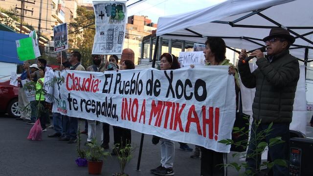 Habitantes de Xoco se manifiestan contra la obra.