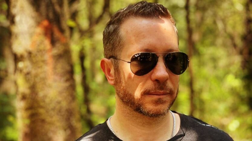 Adrián Salama reta a Yoss Hoffman a un debate para defender por qué puede dar terapia psicológica sin licencia