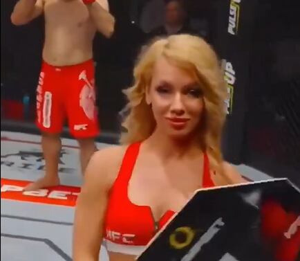 Una chica del ring fue agredida por un luchador iraní de MMA