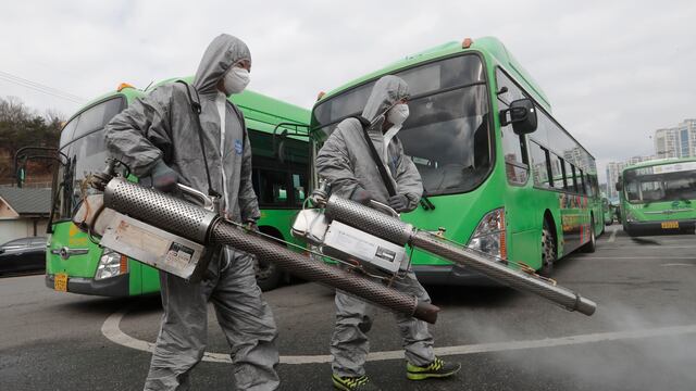 Rocían desinfectante en Corea del Sur.