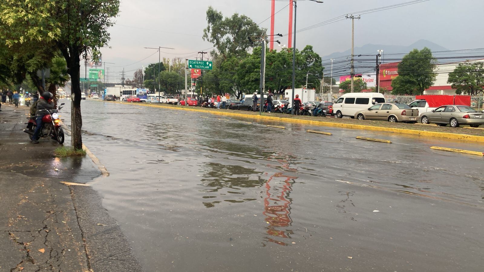 Reportan inundaciones en varias zonas de la vía López Portillo