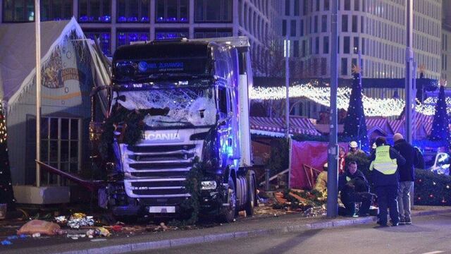 Camión irrumpe en mercado navideño en Berlín