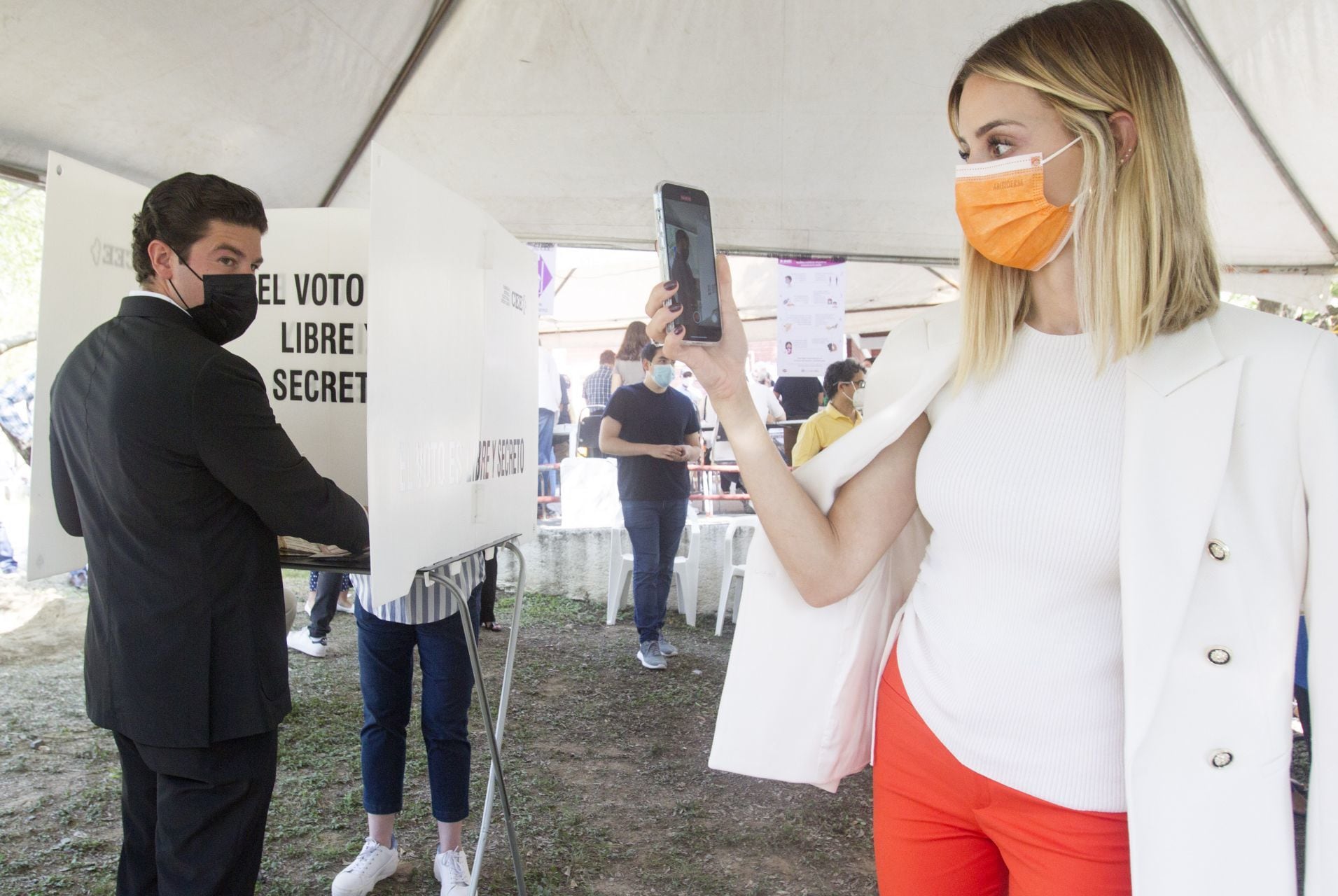 Samuel García votando con Mariana Rodríguez