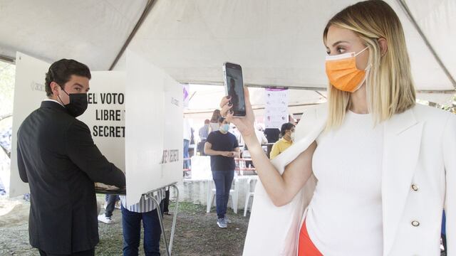 Samuel García votando con Mariana Rodríguez