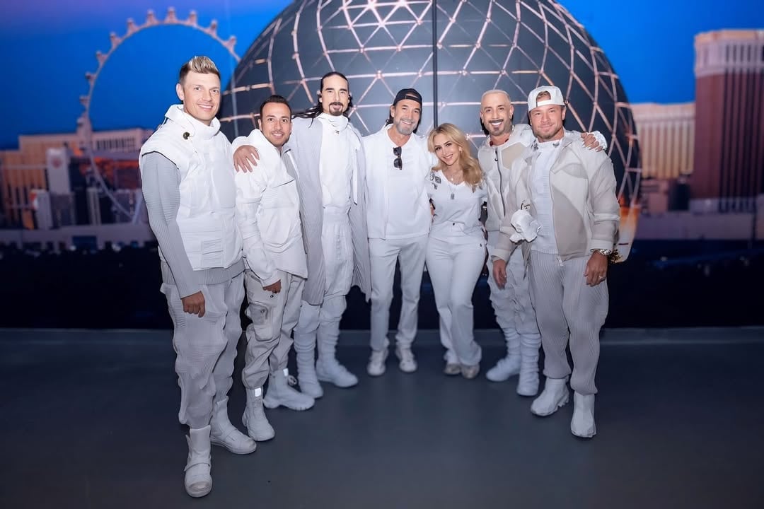 Marco Antonio Solís y su esposa Cristy Salas con los Backstreet Boys.
