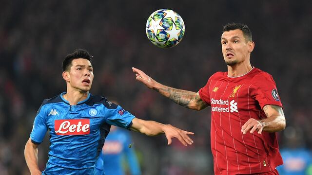 Lozano disputa un balón con Lovren