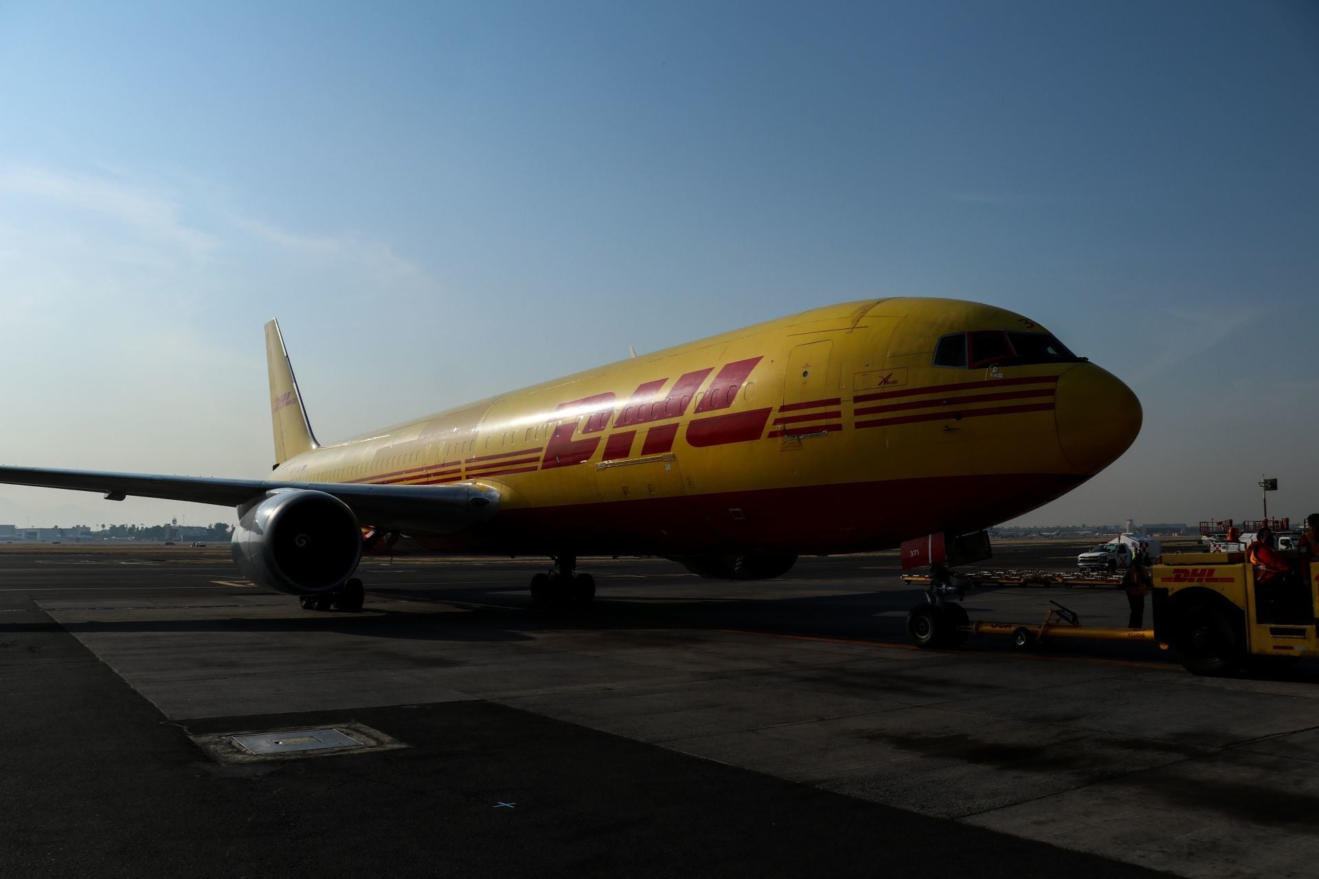 Avión con vacunas aterriza en México