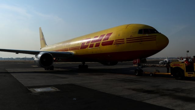 Avión con vacunas aterriza en México