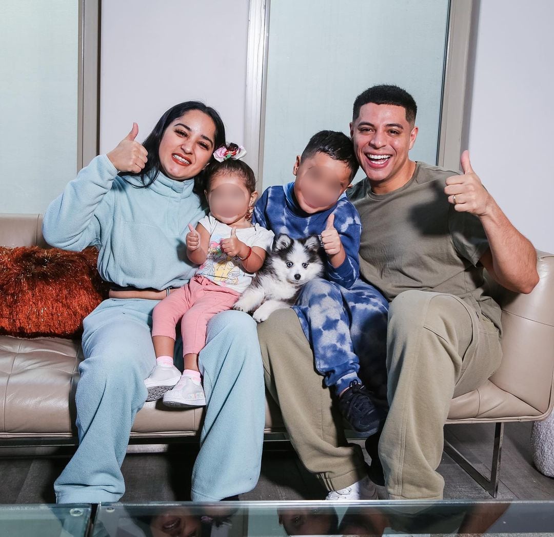Eduin Caz con su esposa e hijos