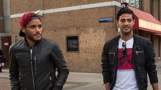 Jona dos Santos y Carlos Vela