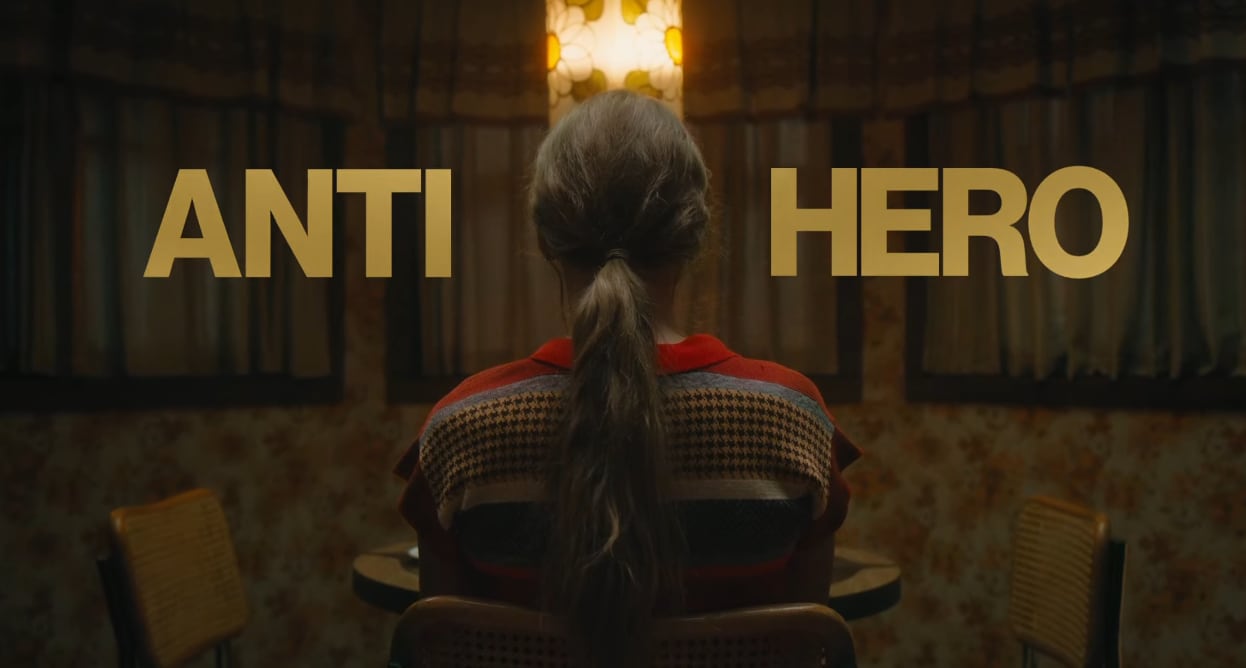 Imágenes del video de Anti-Hero de Taylor Swift para su disco Midnights.