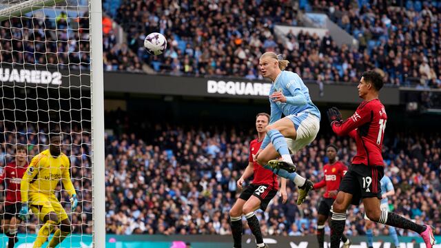 Erling Haaland falla un gol increíble