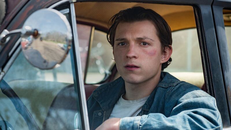 Tom Holland se enfrenta a un pueblo lleno de personajes siniestros en esta inquietante película de Netflix