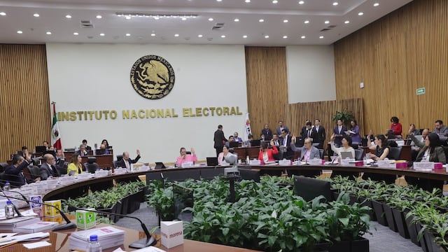 INE aprueba reducción a Morena de 14 millones de pesos en multas por gastos de pre campañas