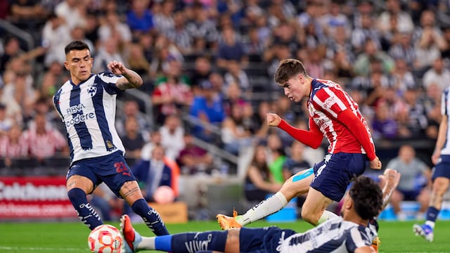 Chivas golea a Rayados y apunta al récord de puntos en la Liga MX.