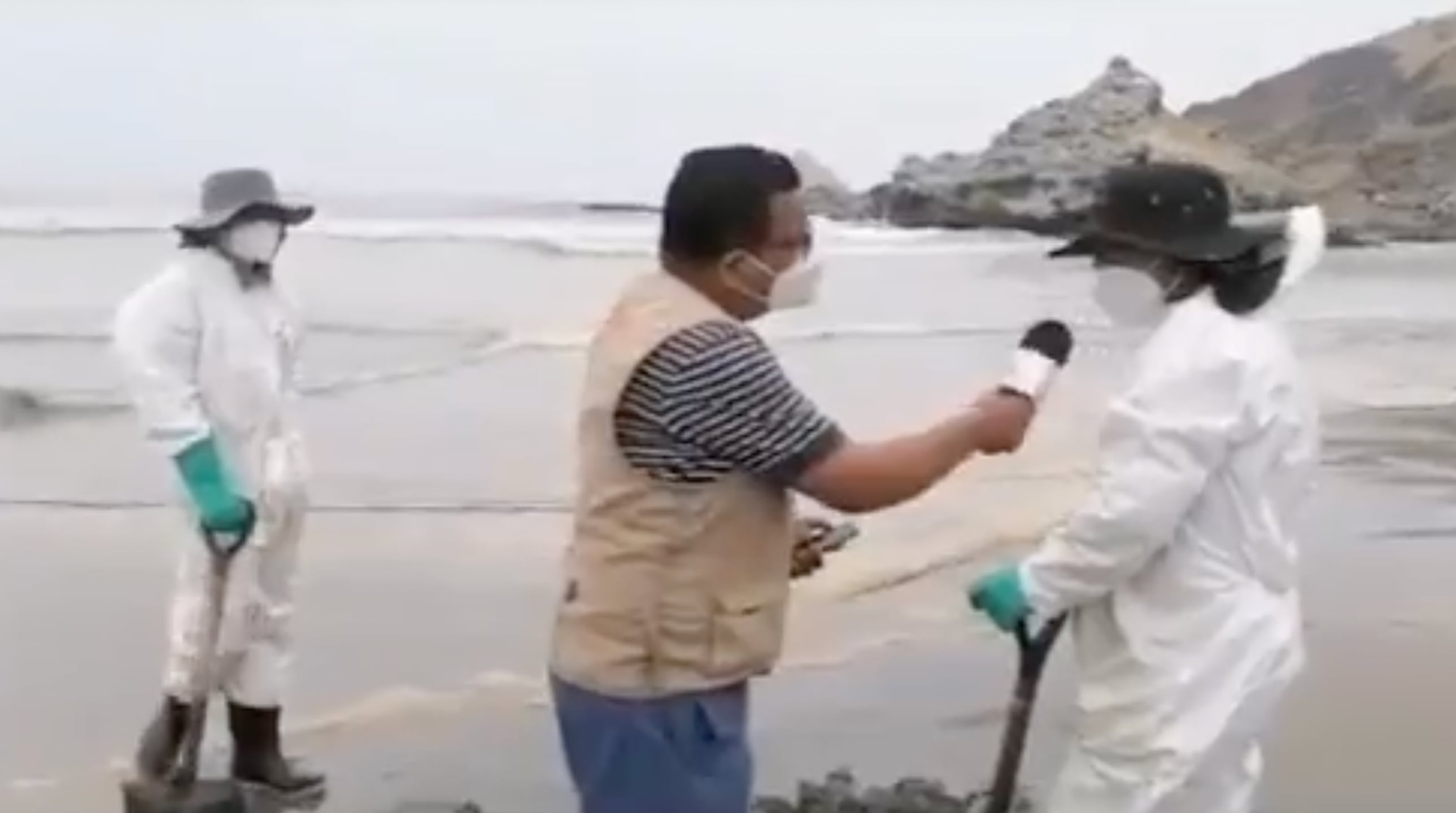 Periodista entrevista a trabajador