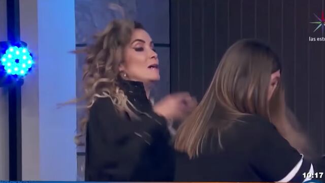 Andrea Escalona cachetea a Martha Figueroa