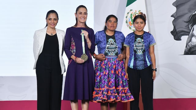 Claudia Sheinbaum junto a Miriam Beatriz de la Cruz Álvarez, atleta y líder de México Imparable; Maria Lorena Ramírez Nahueachi, corredora Rarámuri Ultramaratonista y Embajadora de México Imparable, y Miriam Morales, embajadora de México Imparable Región Mixteca