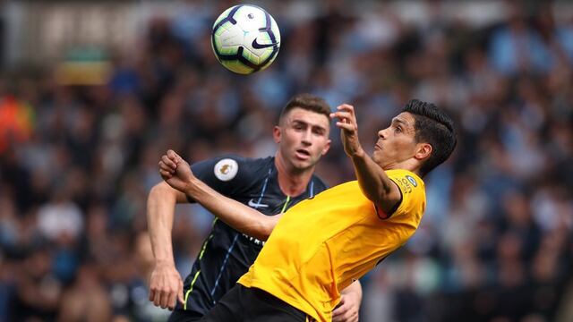 Jiménez en la disputa de la bola.