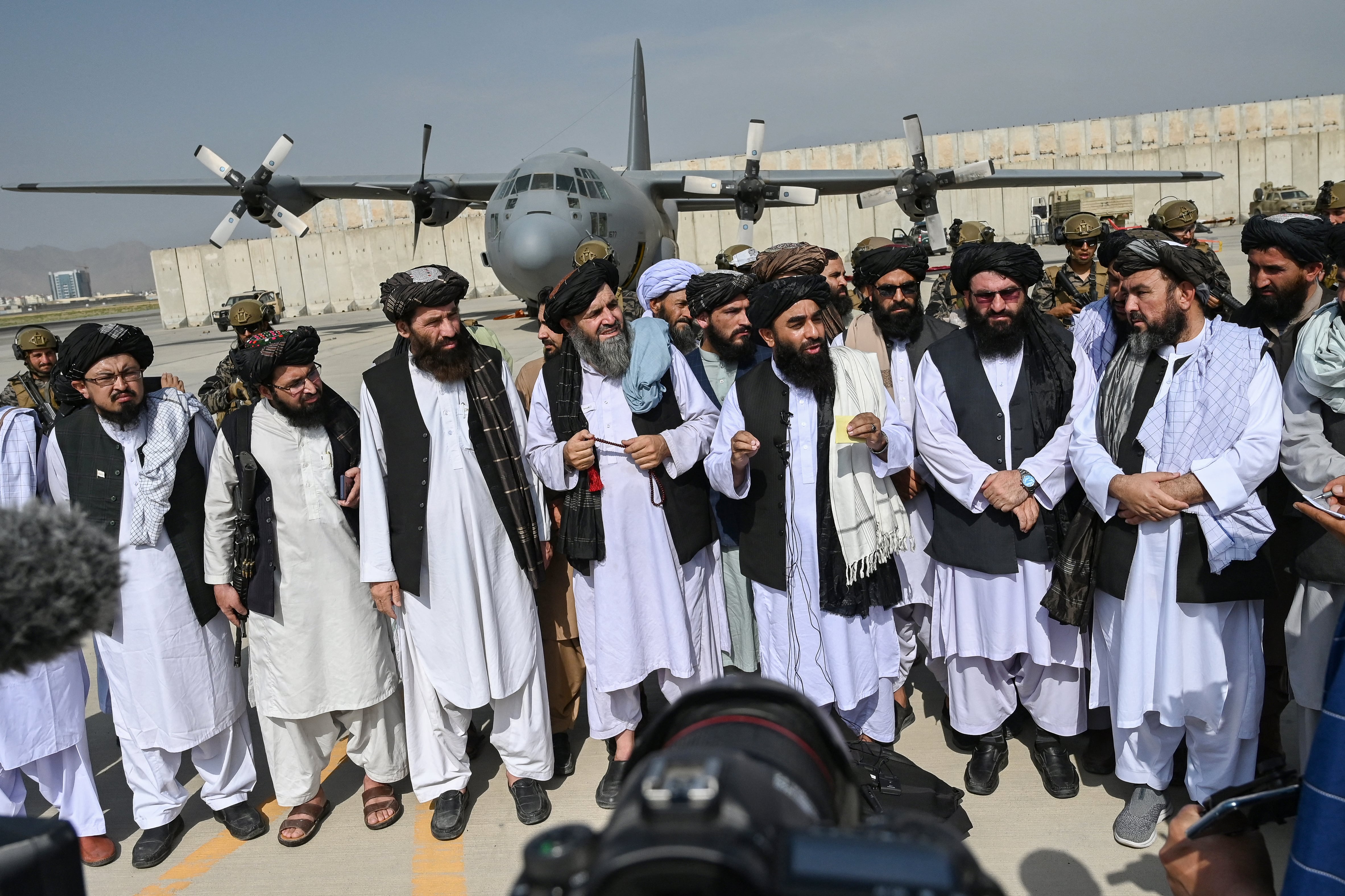 Talibanes celebran salida de Estados Unidos de Afganistán