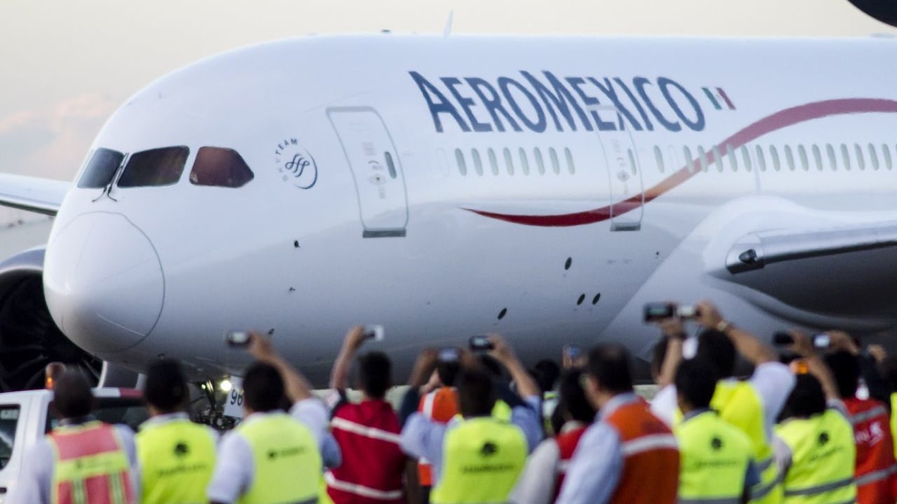 Aeroméxico solicita terminar contratos colectivos de pilotos y sobrecargos