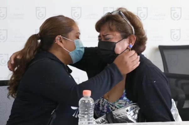 Reencuentro de Juana y su madre biológica