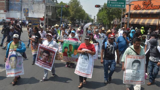 Protesta de padres de los 43 normalistas.