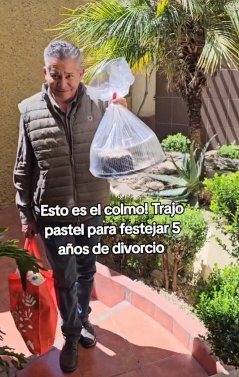 Hombre festeja 5 años de divorciado con su exesposa