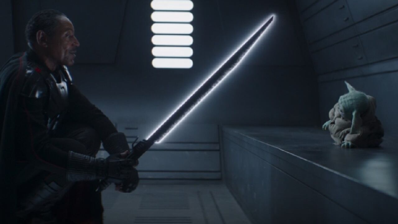 Moff Gideon con el Darksaber