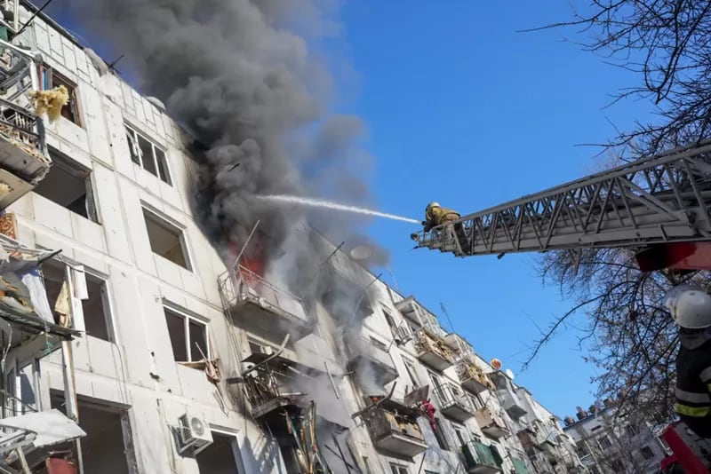 Edificio de departamentos alcanzado por un ataque aéreo ruso en Chugúyev en Járkov, ucrania/ Agencia truca Anadolu