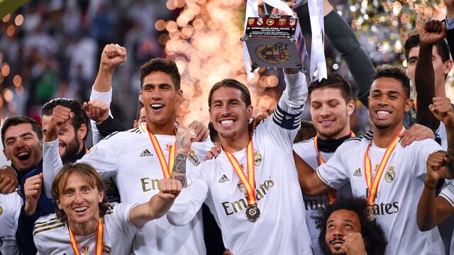 El cuadro merengue celebra el título de la Supercopa de España