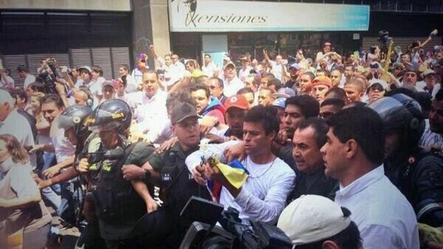 Se entrega Leopoldo López, líder opositor en Venezuela